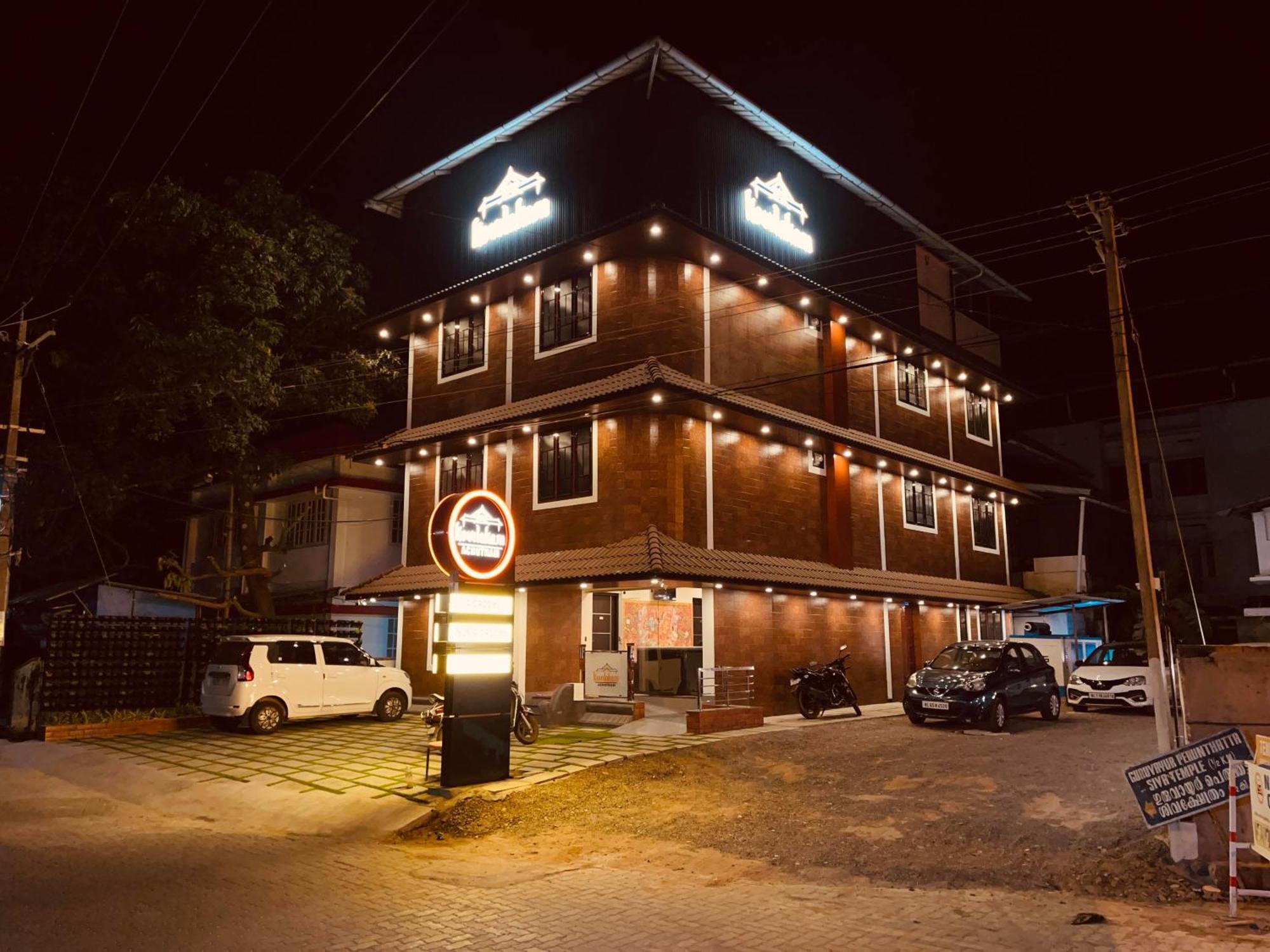 Kovilakam Achutham Hotel กูรูวาเยอร์ ภายนอก รูปภาพ